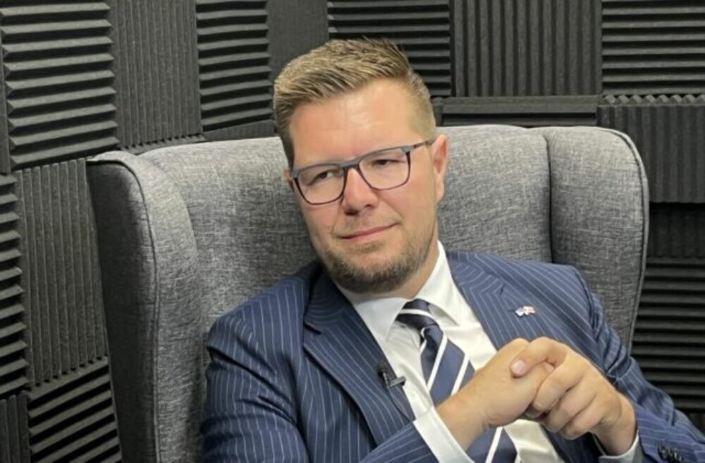 60100_simkov-640x420.jpg Šimko súhlasí so zmrazením platov poslancov. Budú aj podliehať špeciálnemu zdaneniu, podotkol – VIDEO