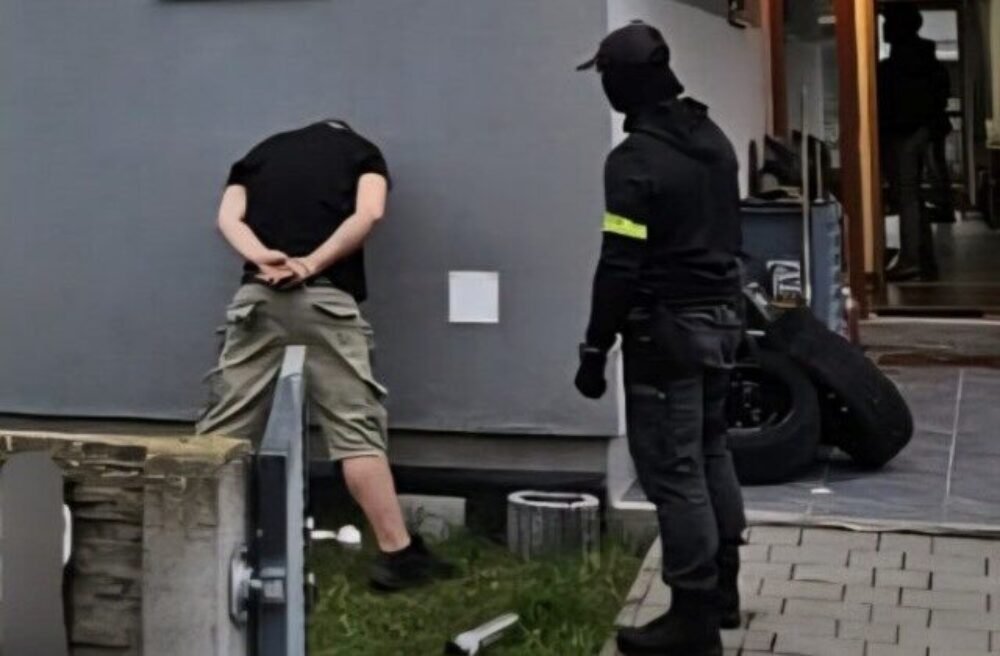 Policajti z Dunajskej Stredy a Trnavy riešili streľbu aj útok nožom, jeden muž skončil v nemocnici