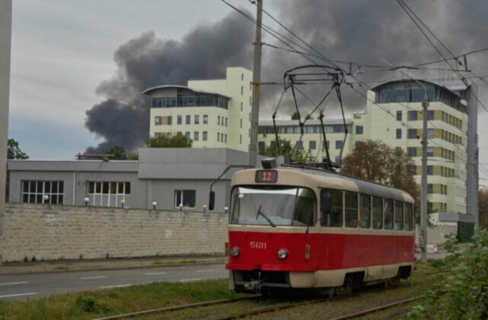 60150_russia_ukraine_war_02856-640x420.jpg Ruský vzdušný útok poškodil poľské veľvyslanectvo v Kyjeve