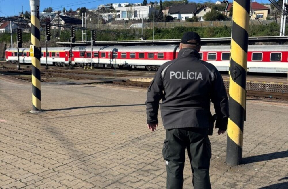 Policajti môžu naďalej cestovať vlakmi zadarmo, ministerstvo vnútra vyvracia šíriace sa fámy