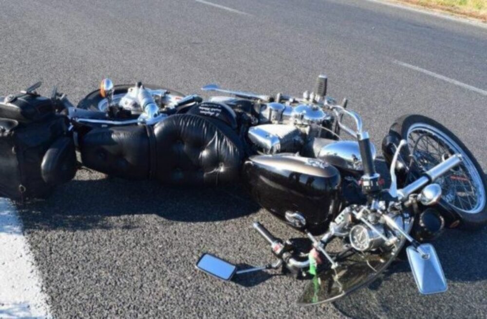 Mladý motorkár nezvládol v zákrute riadenie, neprežil náraz do stromu