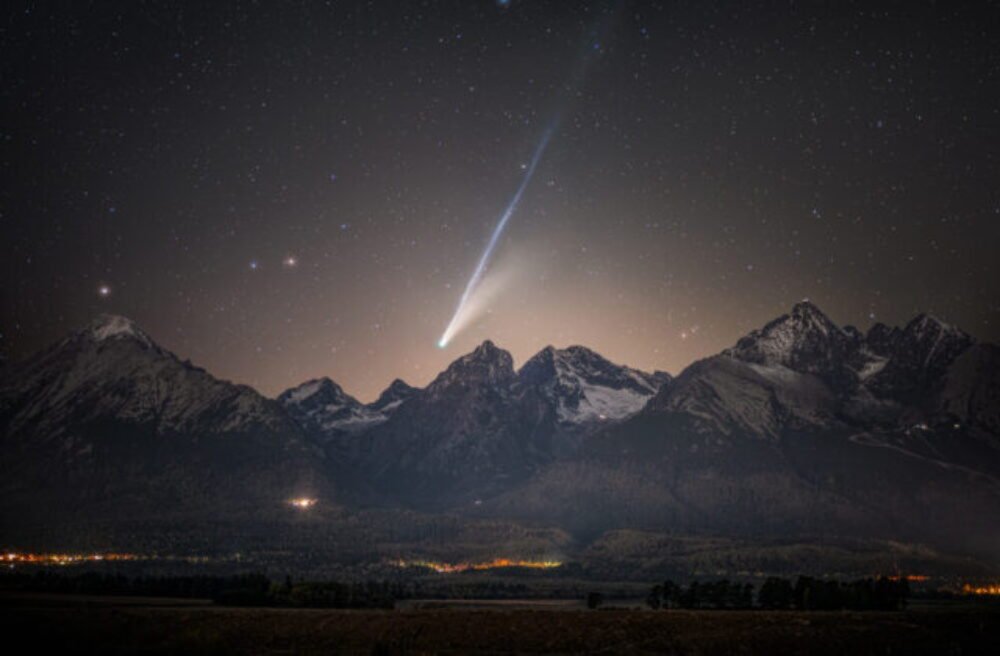 Slovenský fotograf získal cenu Astronomický snímok dňa od NASA, zachytil kométu nad Vysokými Tatrami