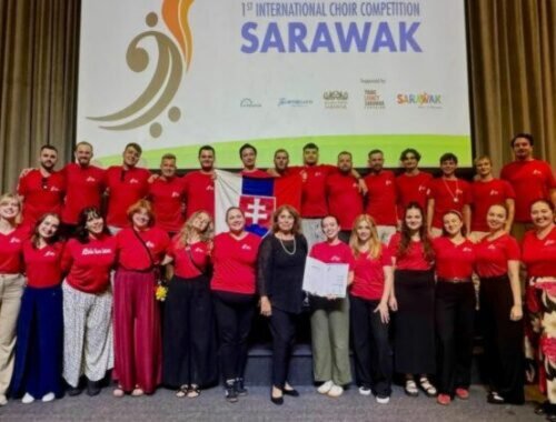 Spevácky zbor Lúčnica triumfoval na súťaži v Malajzii, úspech ocenila aj ministerka Šimkovičová – FOTO