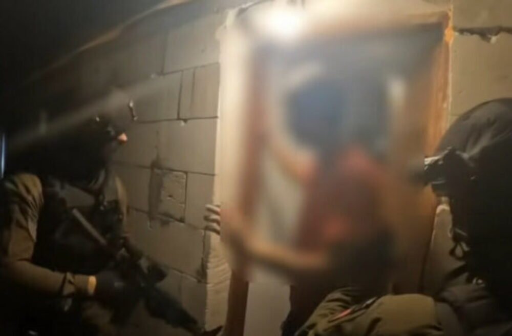 Vyšetrovateľka obvinila 16-ročného chlapca z vraždy mladej ženy, jej telo bolo nájdené v štádiu rozkladu – VIDEO