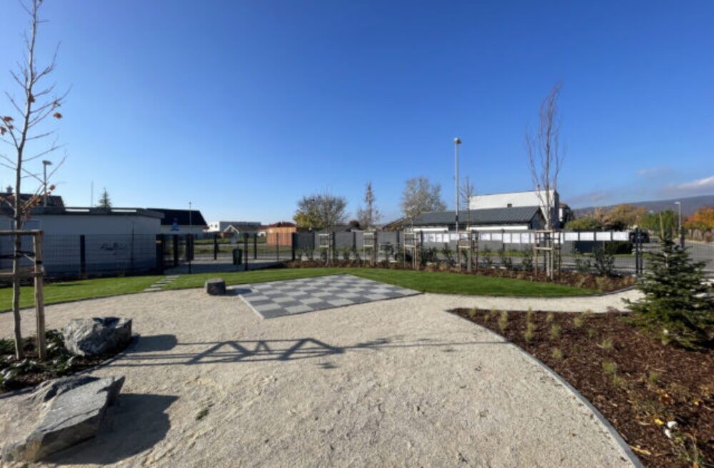 Obyvatelia Chorvátskeho Grobu majú vďaka Budimexu nový park, na výstavbe sa podieľali aj dobrovoľníci