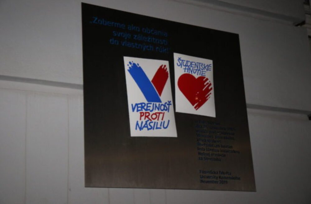 Hlavné mesto aj mesto Poprad udelia 17. novembra zamestnancom voľno a pridá sa aj BVS, kraj však nie