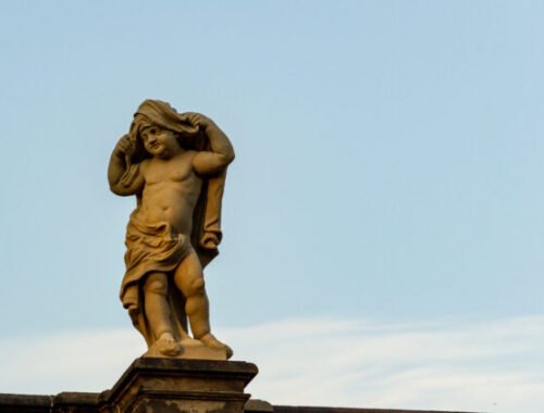 Na lávke pribudla socha, vystrašení vodiči volajú polícii, že je tam samovrah