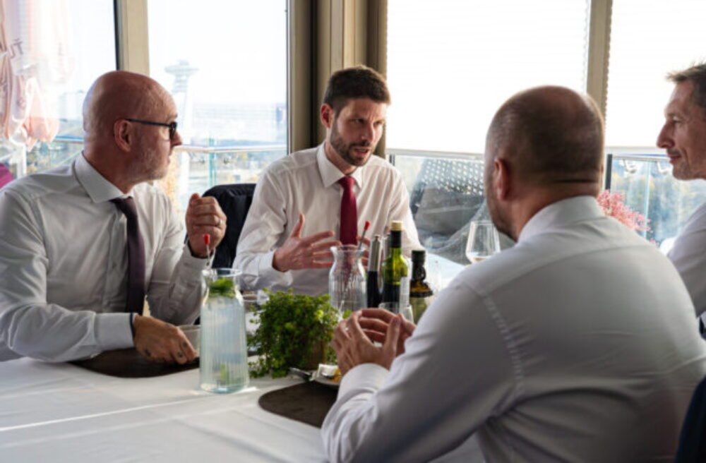 Matovič nie je nútený robiť to, čo mu ide najťažšie. Robí to, čo mu v praxi prináša politické body