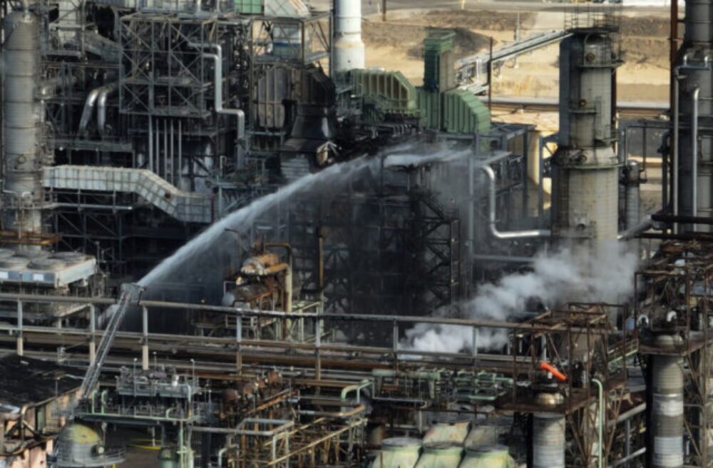 Po útoku horí ruská rafinéria na rozhraní Európy a Ázie