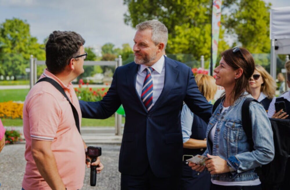 Dieťa občanov Slovenska bude môcť mať dve priezviská, Pellegrini podpísal novelu zákona