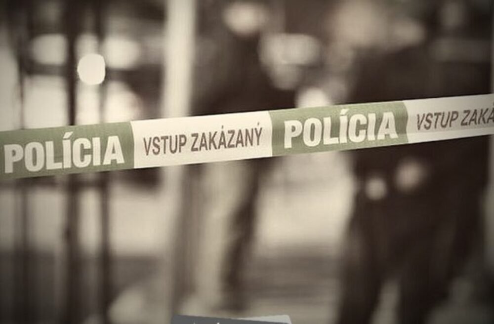 V byte vo Vranove nad Topľou našli tri mŕtve osoby, podozrivého zadržala polícia