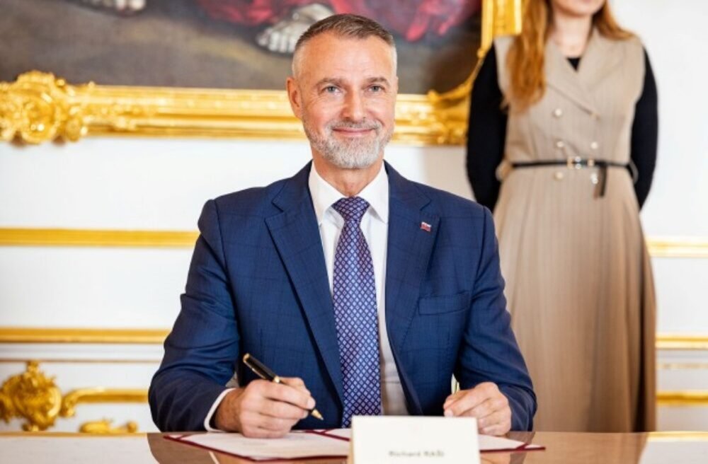 62692_rasi33.jpg Raši podpísal historické memorandum, Národná rada SR má svoj oficiálny mládežnícky parlament – FOTO