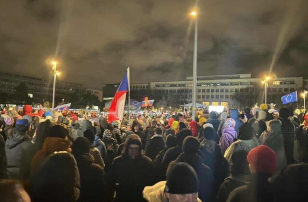 Na Námestí slobody v Bratislave sa zišli desiatky tisíc ľudí, dav skandoval „Dosť bolo Fica“