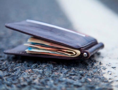 Cudzinec našiel napchatú peňaženku na bankomate, priniesol ju mestským policajtom