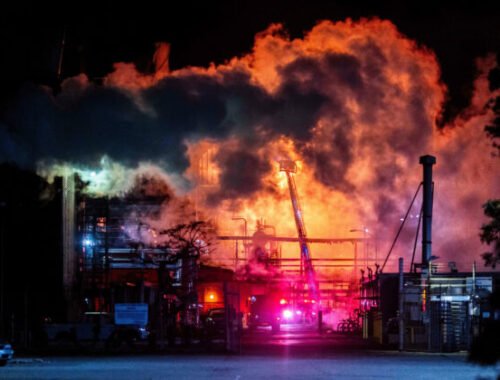 Útok dronov spôsobil výbuchy a požiar v rafinérii v ruskom meste Riazaň