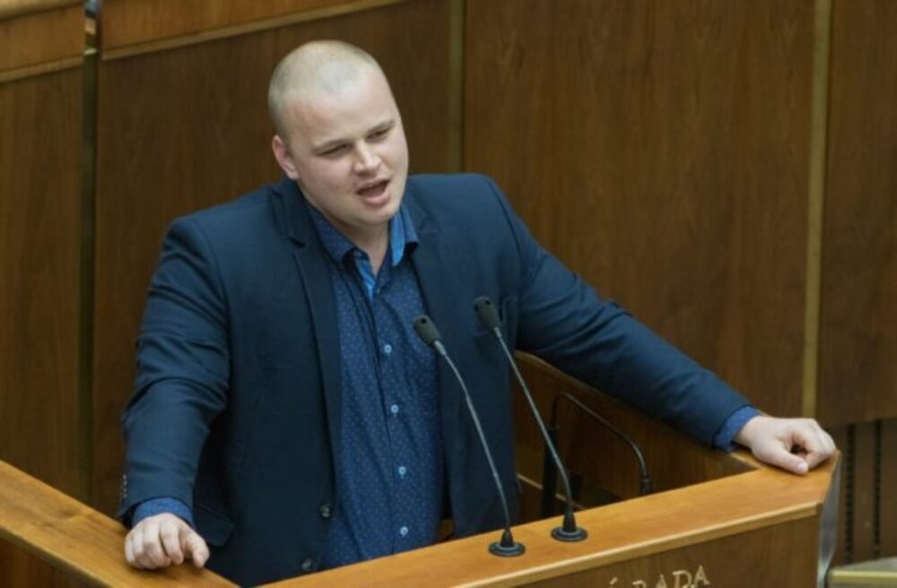 Bývalý asistent Mazureka pôjde pred súd, čelí obžalobe pre extrémizmus