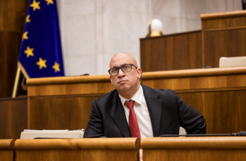 Minister Ráž bude v pondelok čeliť odvolávaniu, na stole sú aj návrhy na vyslovenie nedôvery ďalším členom vlády