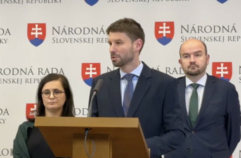 63355_sni-mka-obrazovky-2025-11-26-o-16.34.29-640x420.jpg Šimečka odmieta, že PS chce rušiť Benešove dekréty. Tvrdí, že vláda si vyrába umelý konflikt – VIDEO