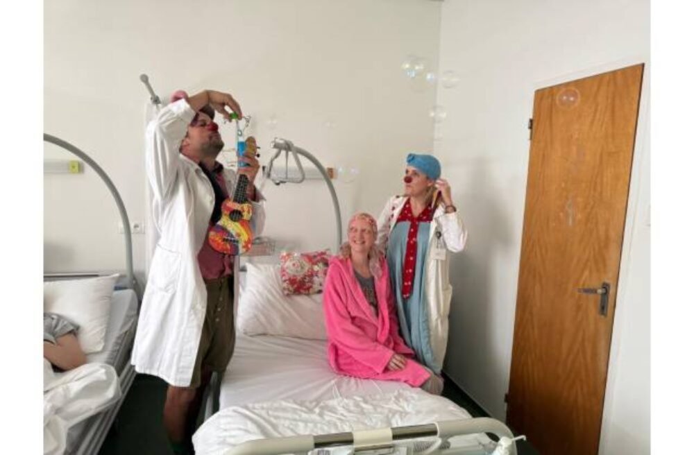 Zdravotní klauni rozosmiali dospelých pacientov na onkológiách