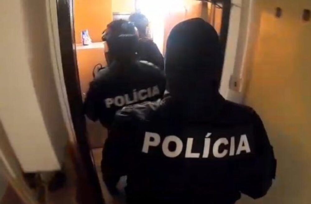 63392_razia-640x420.jpg Národná protidrogová jednotka uskutočnila ďalšiu akciu, dvoch mužov obvinili z distribúcie kokaínu – VIDEO
