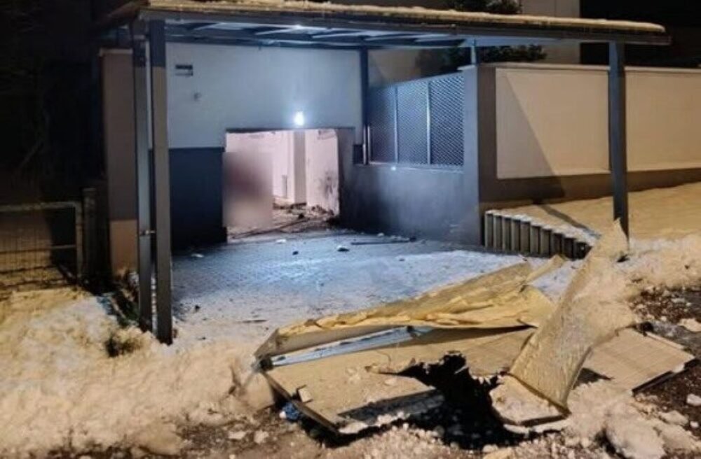 Polícia začala súvislosti s výbuchom bomby pred domom podnikateľa trestné stíhanie, odpálená bola zrejme na diaľku