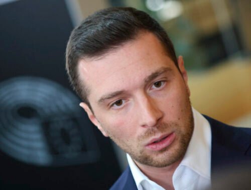 Líder francúzskej krajnej pravice Jordan Bardella dostal vajíčkom do hlavy