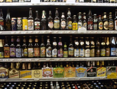 Vlámal sa do supermarketu a zaspal na debnách s pivom