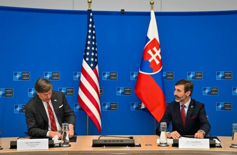 Slovensko je pripravené Ukrajine opäť poskytnúť pomoc, Blanár v rámci zasadnutia NATO rokoval aj s Landauom – FOTO