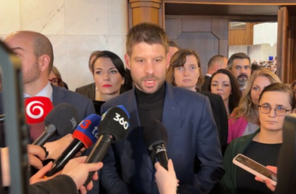 Opozícia kritizuje prelomenie Pellegriniho veta, hovorí o dokonaní diela skazy proti právnemu štátu – VIDEO