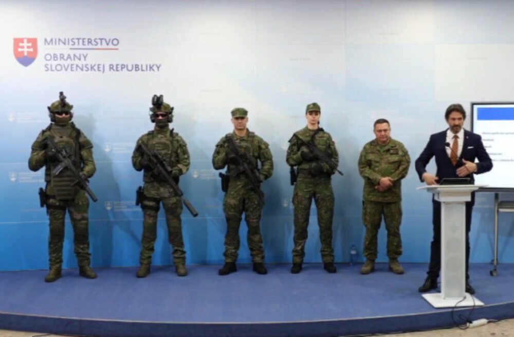 Kaliňák predstavil novú výstroj pre vojakov, pozostáva z približne 16 súčastí a je vyrobená na Slovensku – VIDEO