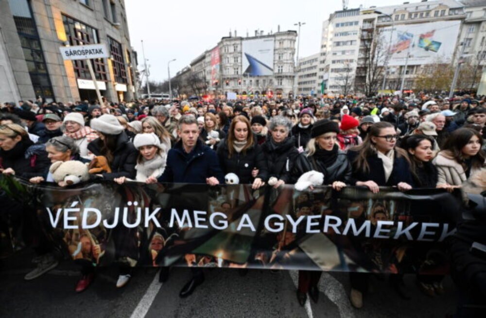 64167_hungary-child-welfare-protest_74928-640x420.jpg Desiatky tisíc Maďarov protestovali v Budapešti, žiadali odstúpenie Orbána pre prípady zneužívania detí – FOTO