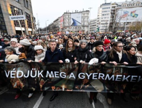 Desiatky tisíc Maďarov protestovali v Budapešti, žiadali odstúpenie Orbána pre prípady zneužívania detí – FOTO