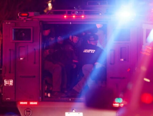 Polícia pátra po páchateľovi, ktorý zabil dvoch ľudí na univerzite v USA – FOTO