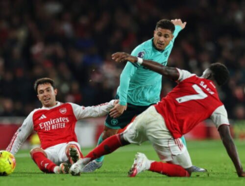 Dva vlastné góly zachránili Arsenal pred hanbou proti Wolves, Arteta priznal veľa práce