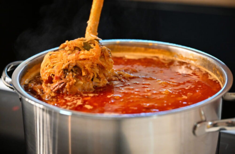 Ľudí bez domova na Štedrý deň pozval na slávnostný obed majiteľ reštaurácie v centre Trnavy