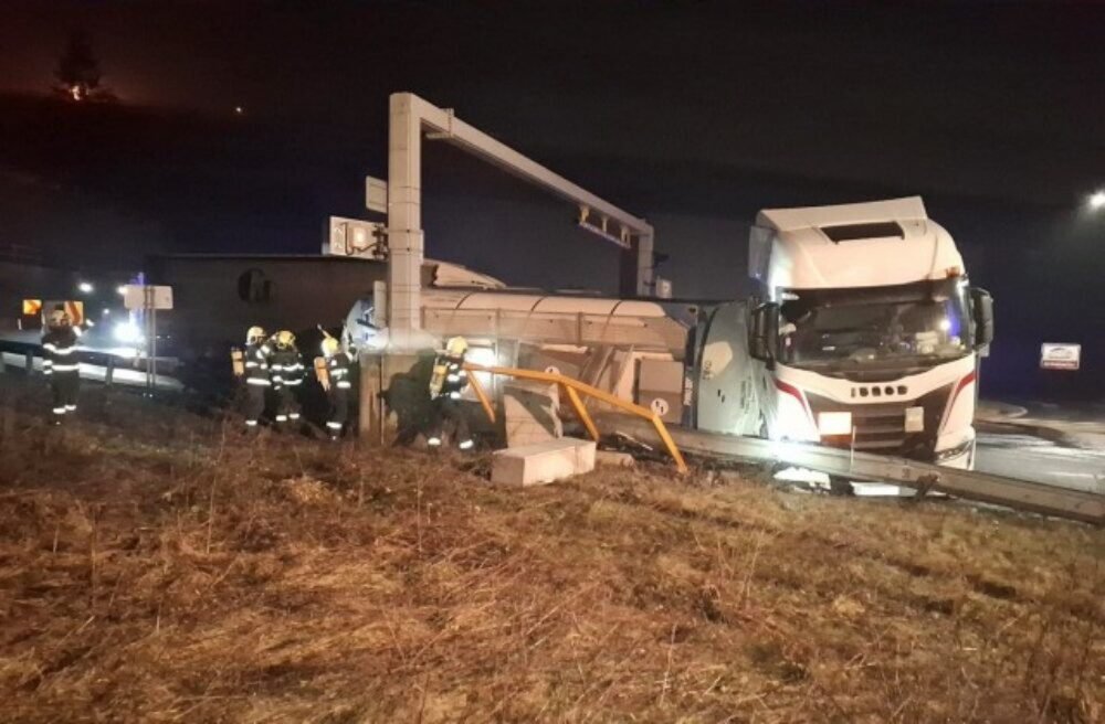 Nehoda kamióna skomplikovala dopravu v okolí Svrčinovca, z prevrátenej cisterny uniklo veľké množstvo nebezpečnej látky – VIDEO, FOTO