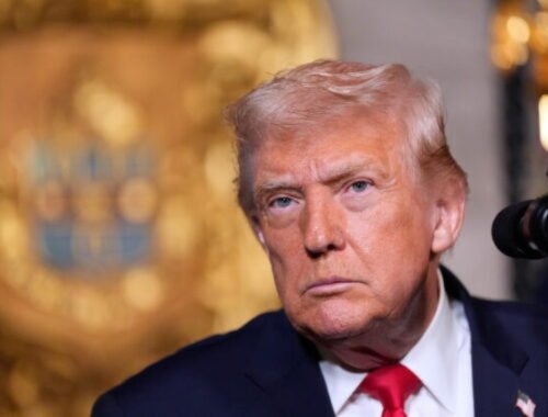 Nové dokumenty o Epsteinovi obsahujú viaceré zmienky o Trumpovi