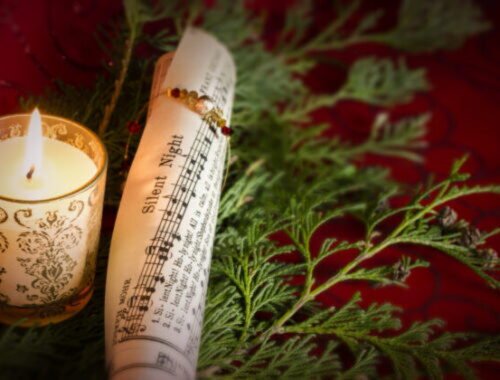 Najznámejšia vianočná pieseň je Tichá noc, už jej premiéra v kaplnke oberndorfského kostola mala veľký úspech