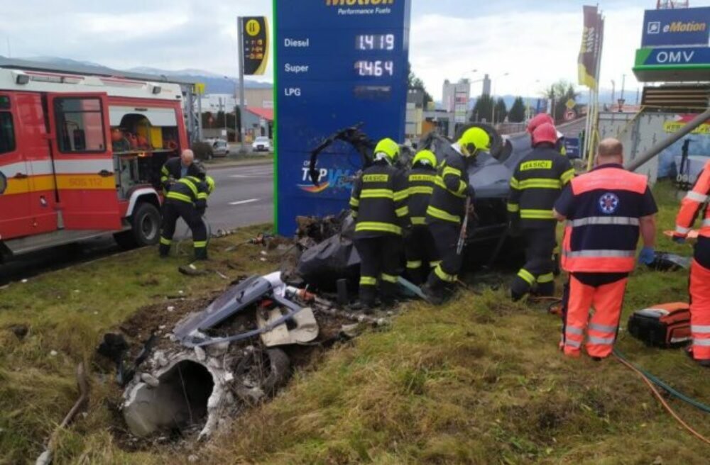 Tragická nehoda v Prievidzi, zdemolované auto ľudia dlho ignorovali – FOTO