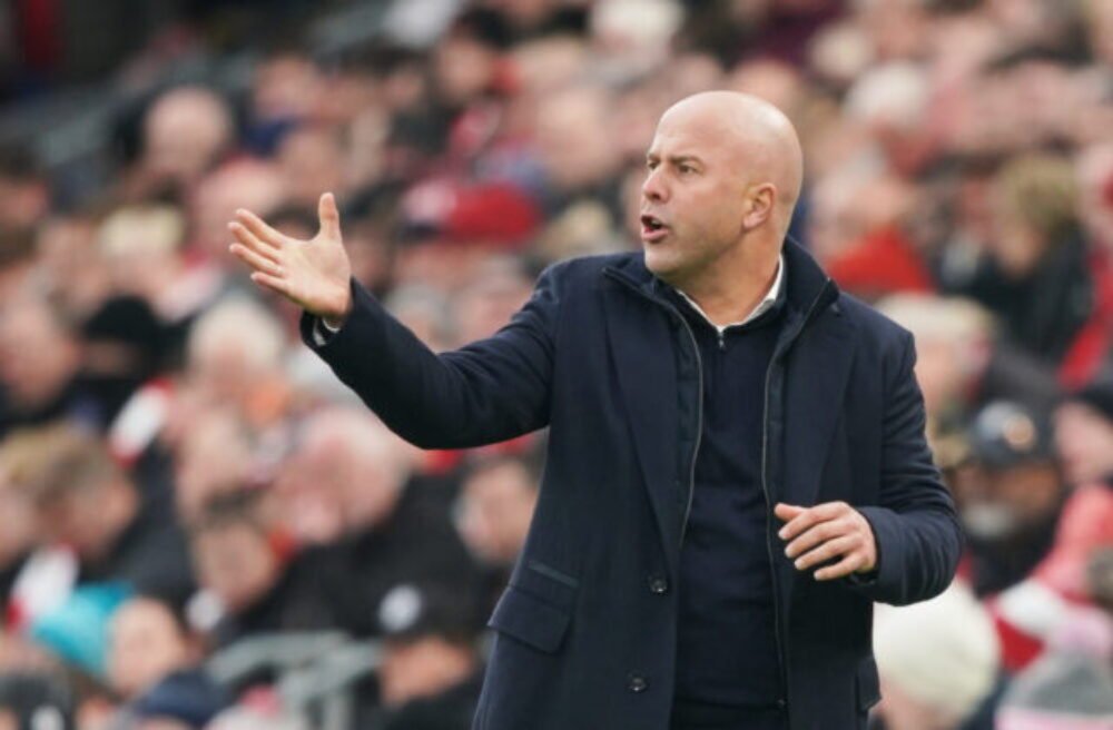 Slabé štandardky ničia nádeje Liverpoolu na prvú štvorku Premier League, myslí si kouč Arne Slot