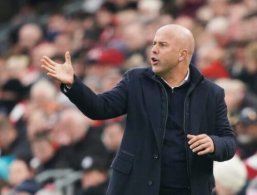 Slabé štandardky ničia nádeje Liverpoolu na prvú štvorku Premier League, myslí si kouč Arne Slot