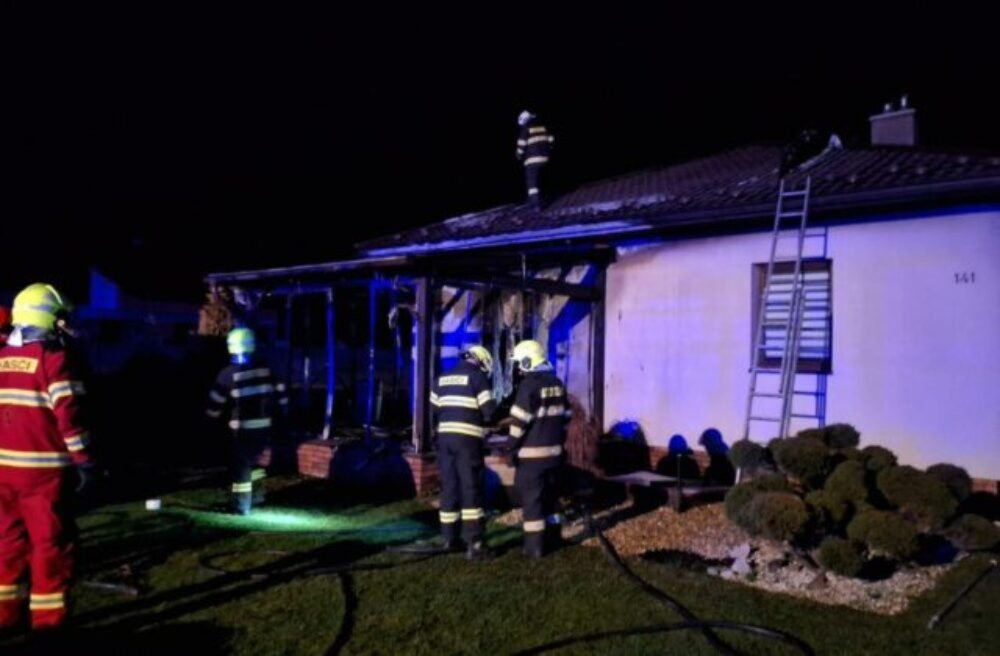 Od altánku začal horieť aj rodinný dom, hasiči zasahovali v okrese Svidník aj na druhý sviatok vianočný
