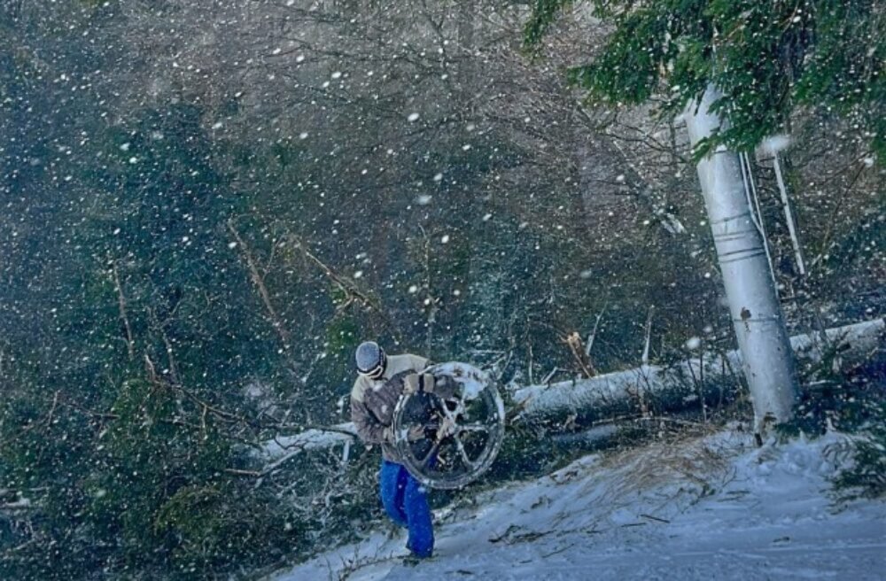 Začiatok lyžiarskej sezóny v Liptovskej Tepličke skomplikoval silný vietor, stromy zhadzoval priamo na svah