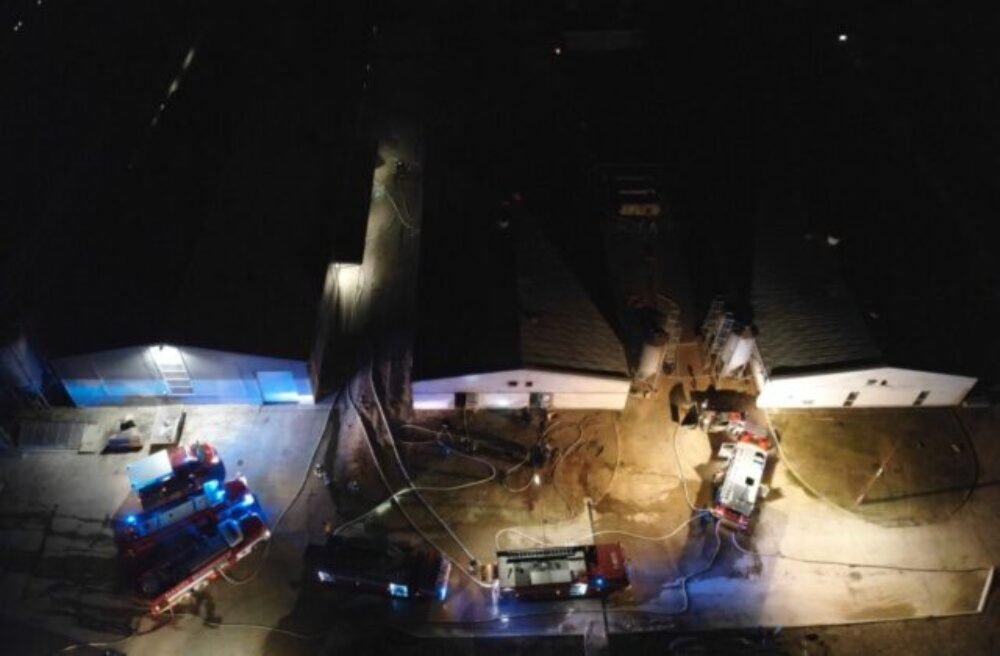 Škodu po požiari haly farmy vo Vištuku predbežne vyčíslili na viac ako pol milióna eur