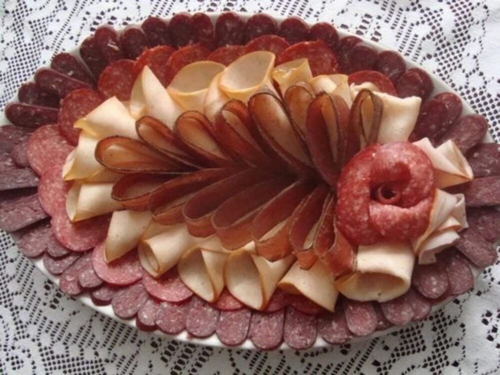 Toto sa papá samo: obložené misy na sviatočné posedenie, ktoré vyzerajú luxusne, no stoja len trochu času a dobrý nápad