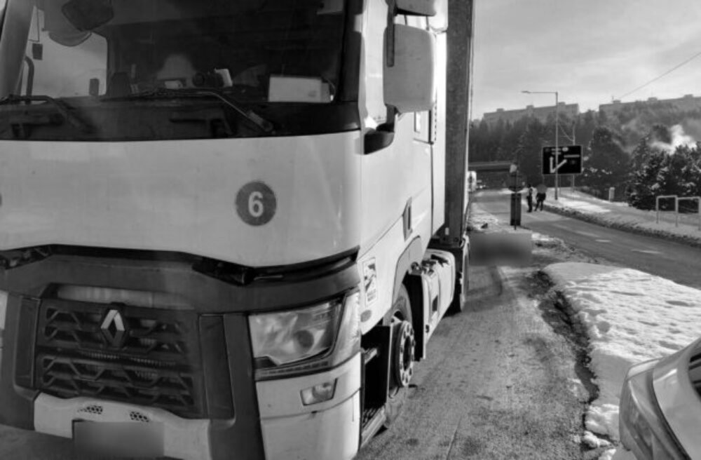 Tragédia v Dolnom Kubíne, pri dopravnej nehode zahynula 75-ročná žena, zrazilo ju nákladné vozidlo – FOTO