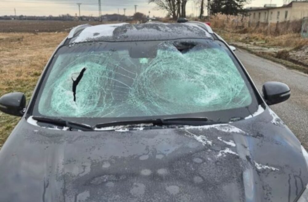 Veľký kus ľadu z kamiónu spôsobil pri meste Šaštín – Stráže zranenie spolujazdkyne v osobnom aute