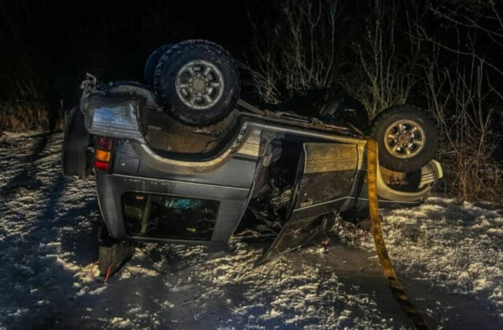 Pri dopravnej nehode na poľnej ceste v Sobranciach asistoval alkohol, zranené osoby skončili v nemocnici