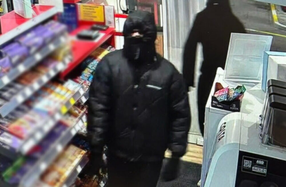 Po prepadnutí čerpacej stanice sa páchatelia z lupu dlho netešili, skončili v rukách polície