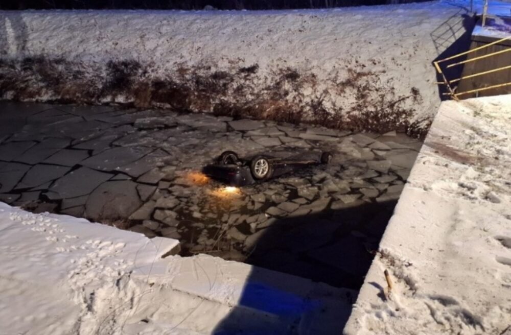 Pri tragickej nehode v okrese Galanta vyhasol život 49-ročného vodiča, našli ho v aute prevrátenom vo vode kanála